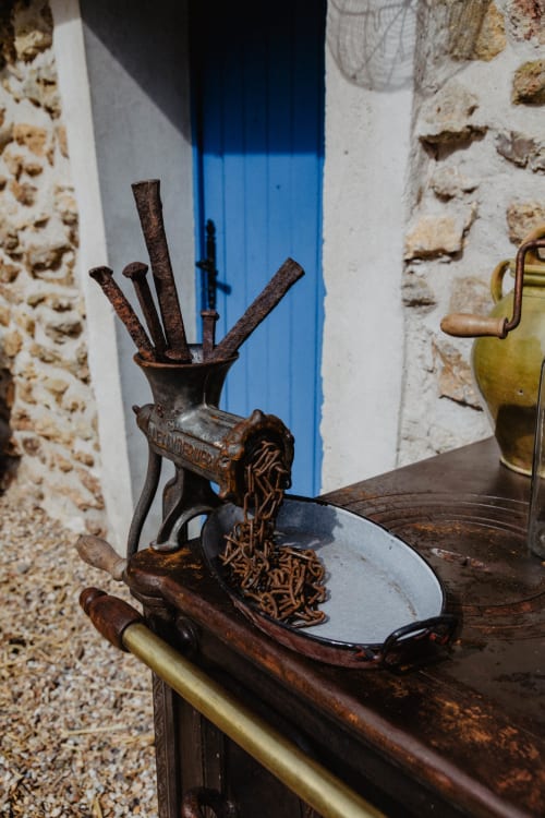 Pièce décorative en métal rustique au BnB Le Clos du Buisson près de Saint Aubin sur Gaillon
