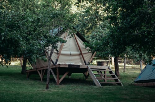 Tente de glamping avec terrasse en bois au Clos du Buisson BnB à Saint Aubin sur Gaillon