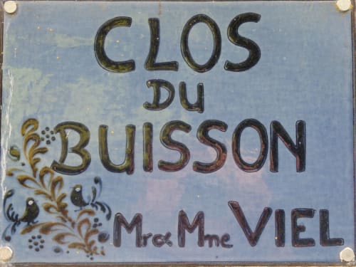 Panneau émaillé bleu vintage « Clos du Buisson » avec ornements dorés au BnB Le Clos du Buisson à Saint Aubin