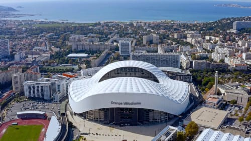 Stade Orange Vélodrome à Marseille avec la ville et la mer Méditerranée en arrière-plan