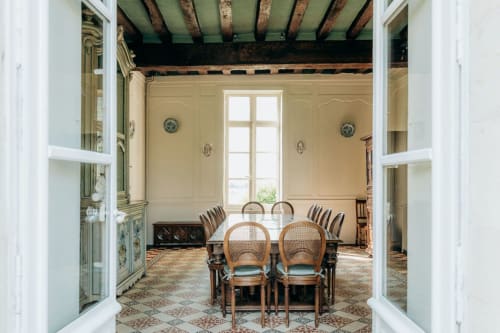 Salle à manger de style dans un gîte de groupe