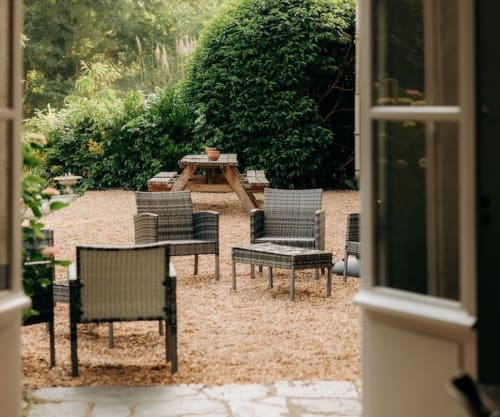 Tables et chaises de jardin sur la terrasse