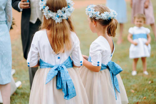 Cortège de mariage en robe, noeud et couronne de fleurs