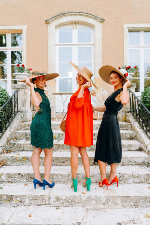 les témoins en tenue rétro et élégantes