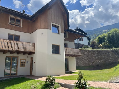 Residence Villa Brioschi B&B ad Aprica, Italia con vista sulle montagne alpine e architettura contemporanea