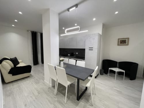 Moderno monolocale a Saint Michel a Gorizia con cucina a vista, zona pranzo e living contemporaneo in nero