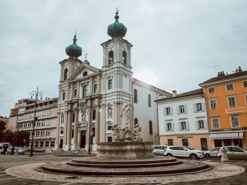 Chiesa barocca con due cupole nella piazza storica di Gorizia, vicino all'Hotel Saint Michel