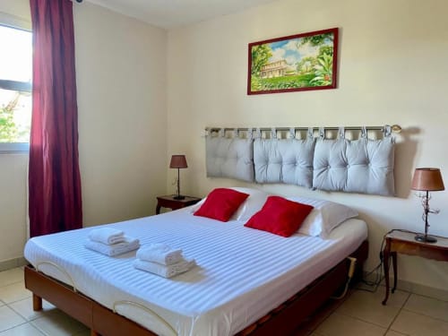 chambre climatisée, vue montagne, appartement bougainvillier martinique