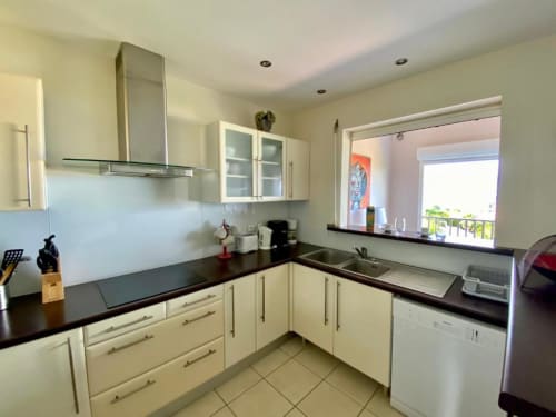 cuisine avec vue mer, terrasse, vue incroyable, fort de france, mer des caraïbes, appartement bougainvillier martinique