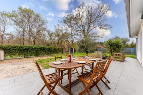 Superbe terrasse équipée d’un barbecue, d’une grande table de salon d’été et d’un store banne pour vous protéger du soleil.Vue forêt