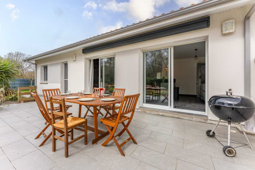 Superbe terrasse équipée d’un barbecue, d’une grande table de salon d’été et d’un store banne pour vous protéger du soleil.