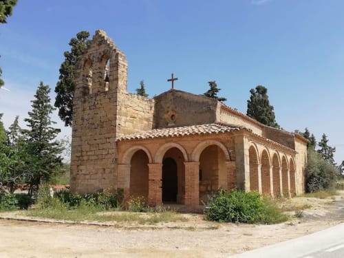 Iglesia de piedra histórica con campanario y arcos cerca del Cuartel del Montsant en La Granadella