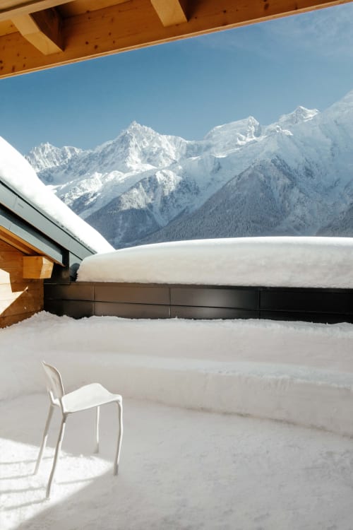 Terrasse enneigée du Chalet Mont-Blanc avec vue sur les Alpes à Chamonix