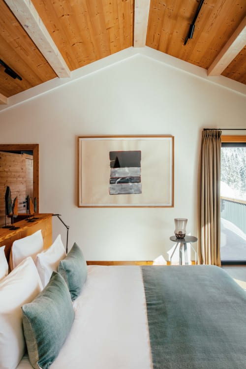 Chambre moderne du Chalet Mont-Blanc à Chamonix avec plafond en bois, murs blancs, œuvres encadrées et vue montagne