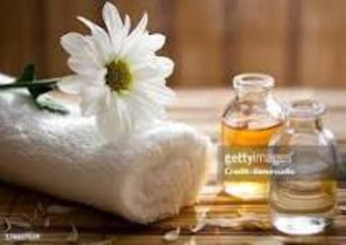 Marguerite blanche, serviette roulée et huiles essentielles au spa La vie de château à Grignan