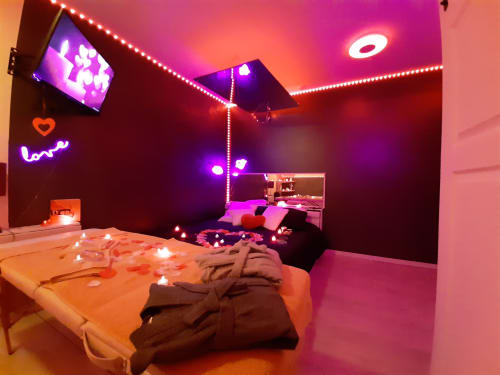 chambre toulon var PACA avec jacuzzi et table de massage , lit king size, romantique , couple , anniversaire, mariage