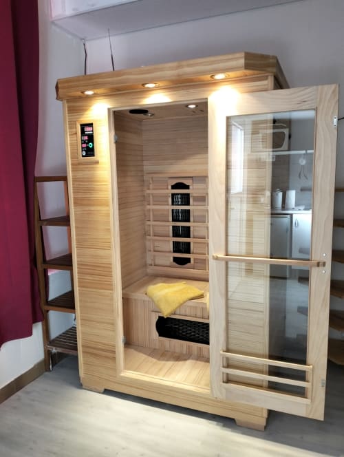 logement atypique Toulon , VAR, PACA avec jacuzy, sauna, pour week end amoureux et séjour insolite, crois de saint andré et fauteuil tantra