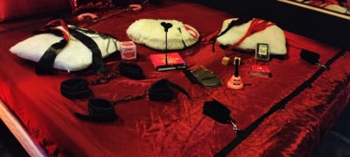logement atypique Toulon , VAR, PACA avec jacuzy, sauna, pour week end amoureux et séjour insolite, crois de saint andré et fauteuil tantra