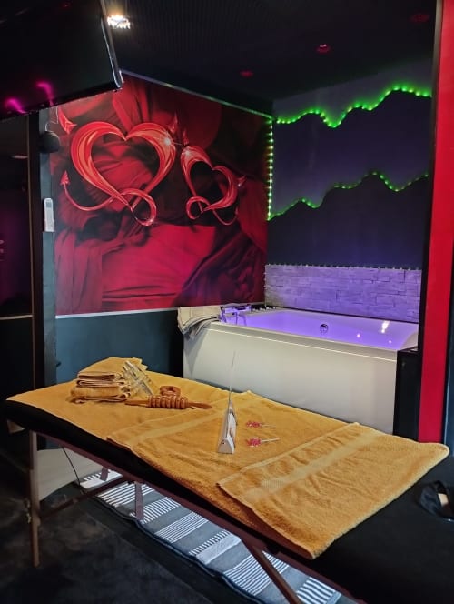 logement atypique Toulon , VAR, PACA avec jacuzy, sauna, pour week end amoureux et séjour insolite, crois de saint andré et fauteuil tantra