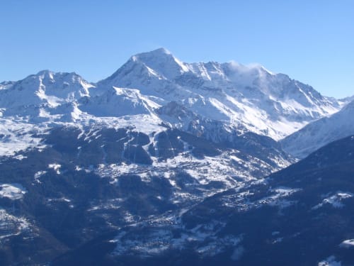 Montagnes alpines enneigées dominant la vallée d'Aime la Plagne, vue depuis La Maison De L'Épine