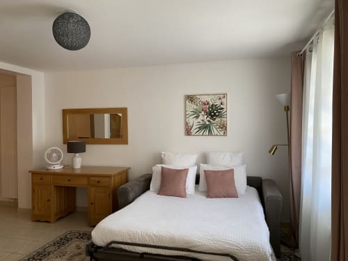 Chambre de l'Appartement Foix au Domaine de Bize, Mirepoix avec lit, bureau en bois et équipements modernes
