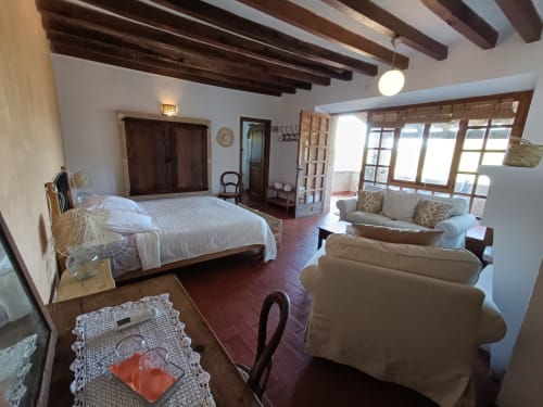 Habitación Mestral Superior en Petit Hotel Sa Plana, Estellencs, con vistas al mar, cama doble, zona de estar y acceso a terraza