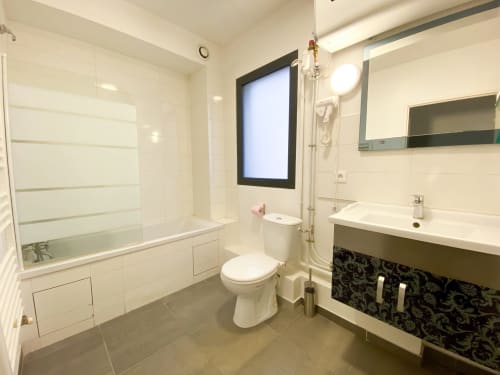 Salle de bain moderne de l'hôtel Chambre Pasteur à Montreuil avec douche, toilettes et vasque