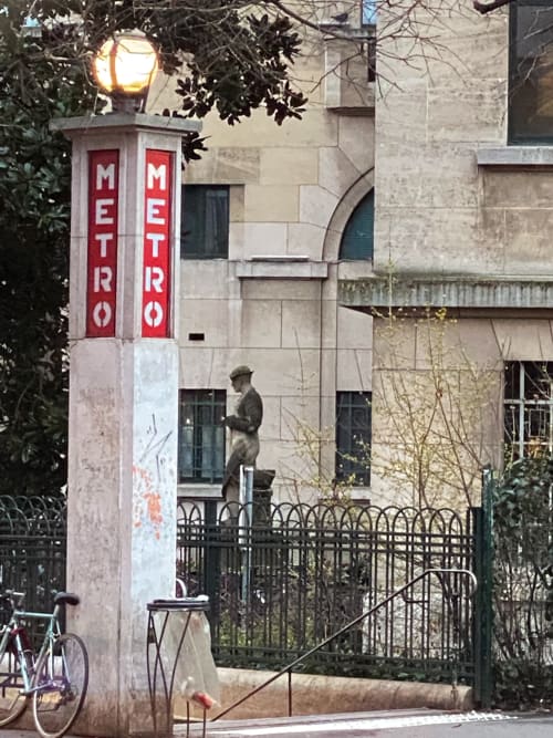 Entrée de métro avec signalétique rouge près de l'hôtel Chambre Pasteur à Montreuil, France, avec immeuble historique en pierre