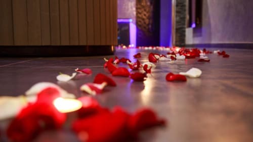 Service de pétales de roses pour un séjour romantique à l'Effet Spa à côté de Lille