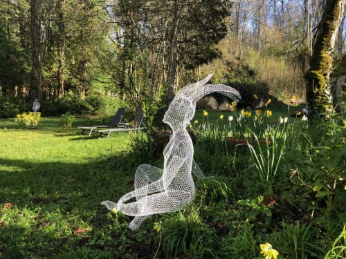 Sculpture en fil de metal de D Capaccioli dans un jardin fleuri au printemps au Domaine de l'Ocrerie, Pourrain
