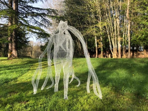 Sculpture en maille blanche dans le parc de Domaine de l'Ocrerie, maison d'hôtes française à Pourrain