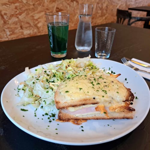 Sandwich Croque Monsieur avec salade de chou aux Deux Porches, Verrières, servi avec des boissons