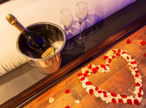 Services personnalisés (décoration, ambiance, bien être, restauration) alliant bougies, cheminée, pétales de fleurs, champagne, massages, musique, ainsi que nos petits plats.