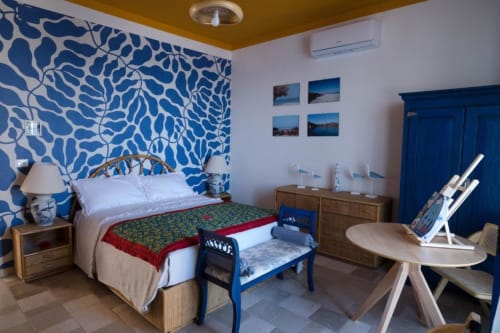 Camera Deluxe Foce del Le Vajane B&B a Torino di Sangro con parete accent blu decorata, letto in legno, foto con vista mare e