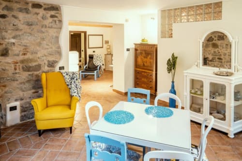 Lake experience! | Un posto davvero unico! | Appartamentio a Marone in villa Signorile Fronte Lago con Due Camere | Casa vacanze | Appartamento | Affitti Brevi | Indipendente | Marone | Lago D'Iseo | Relax | Giardino | Gazebo | Pontile | Accesso lago | Barbecue