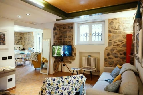 Un posto davvero unico! | Appartamentio a Marone in villa Signorile Fronte Lago con Due Camere | Casa vacanze | Appartamento | Affitti Brevi | Indipendente | asciugacapelli, doccia, tv schermo piatto, prodotti da bagno in omaggio, accappatoio, bidet, wc, vasca o doccia, carta igienica, terrazza, vista, frigorifero, utensili da cucina, arredamento da esterno, zona pranzo all'aperto, lavastoviglie, forno, piano cottura, zona pranzo, tavolo da pranzo, tv a schermo piatto, zona soggiorno, biancheria per la casa, servizio streaming (per es. netflix), ingresso indipendente, riscaldamento, radio, prodotti per le pulizie, stand appendiabiti, divano, stendibiancheria, asciugamani, appartamento privato in edificio, presa elettrica vicino al letto, indipendente, angolo cottura, cucina, armadio o guardaroba, macchina da caffè, bollitore tè/macchina caffè, bollitore elettrico, barbecue 