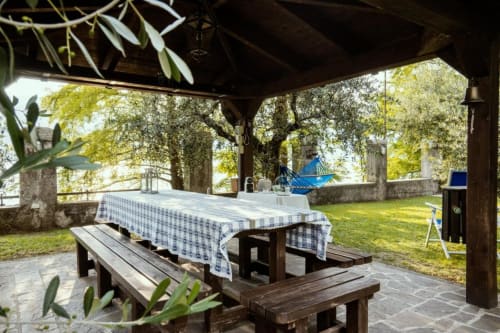 Lake experience! | Un posto davvero unico! | Appartamentio a Marone in villa Signorile Fronte Lago con Due Camere | Casa vacanze | Appartamento | Affitti Brevi | Indipendente | Marone | Lago D'Iseo | Relax | Giardino | Gazebo | Pontile | Accesso lago | Barbecue