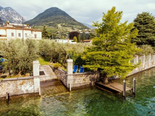 Lake experience! | Un posto davvero unico! | Appartamentio a Marone in villa Signorile Fronte Lago con Due Camere | Casa vacanze | Appartamento | Affitti Brevi | Indipendente | Marone | Lago D'Iseo | Relax | Giardino | Gazebo | Pontile | Accesso lago | Barbecue 