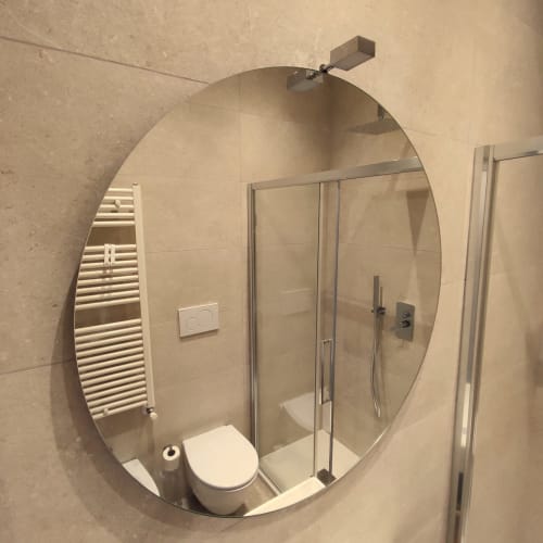 Modern bathroom mirror reflecting shower enclosure, toilet, and towel rack in Stella CasaBono Junior Suite Superior, Sulmona