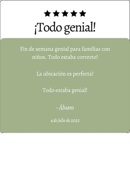 Reseña de cinco estrellas de Álvaro elogiando la ubicación perfecta de Casa Rural Villa del Jerte y su ambiente ideal para familias