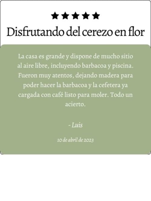 Reseña de cinco estrellas elogiando la espaciosa casa de campo Casa Rural Villa del Jerte, sus comodidades al aire libre y servicio atento