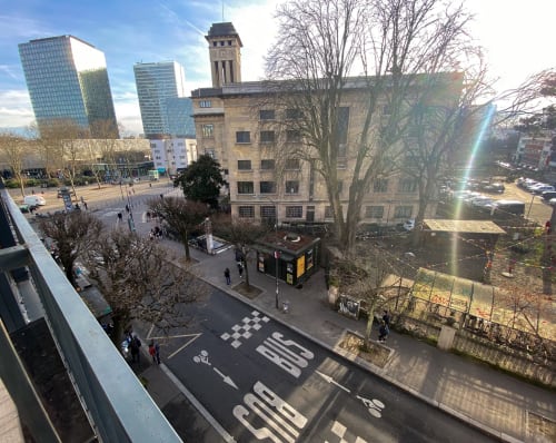 Vue aérienne de l'hôtel Chambre Pasteur à Montreuil avec bâtiments modernes et arbres nus