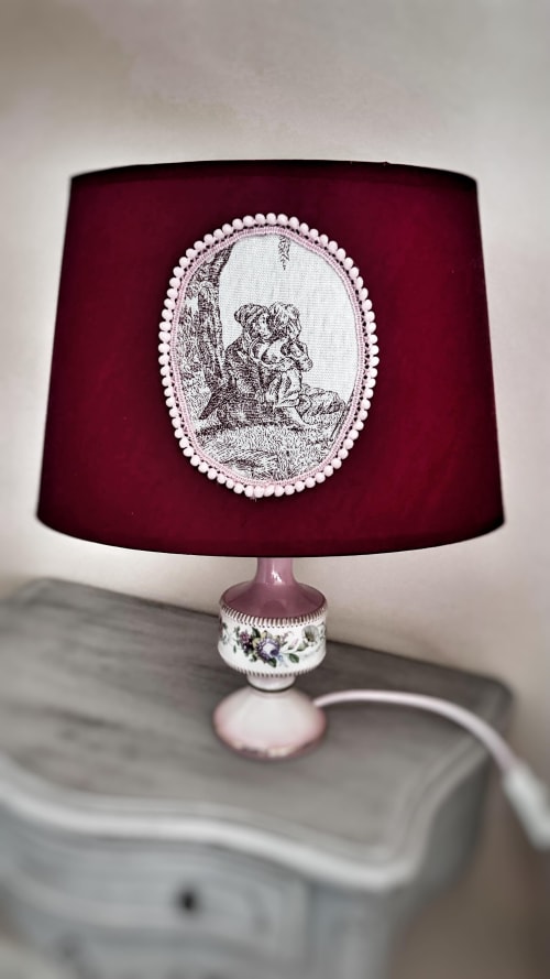 Lampe de table bordeaux à base en porcelaine ornementale et abat-jour broché d'inspiration vintage au Manoir Le Coutureau, Rouffignac