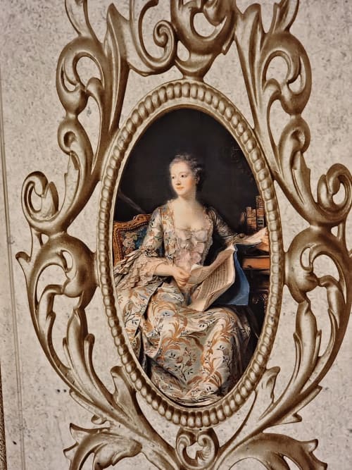 Portrait doré d'une femme du XVIIIe siècle en robe élégante à l'Hôtel Manoir Le Coutureau de Rouffignac