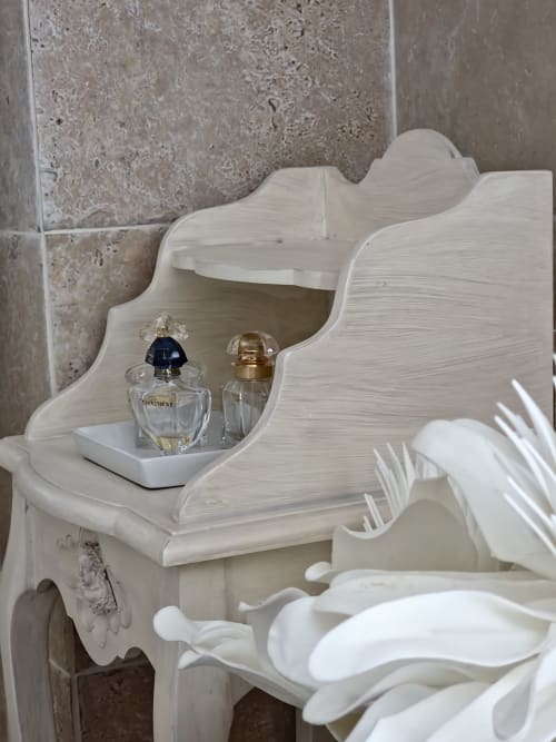 Élégante vanité blanche ornée avec flacons de parfum et miroir à la boutique-hôtel Manoir Le Coutureau à Rouffignac de Sigoules,