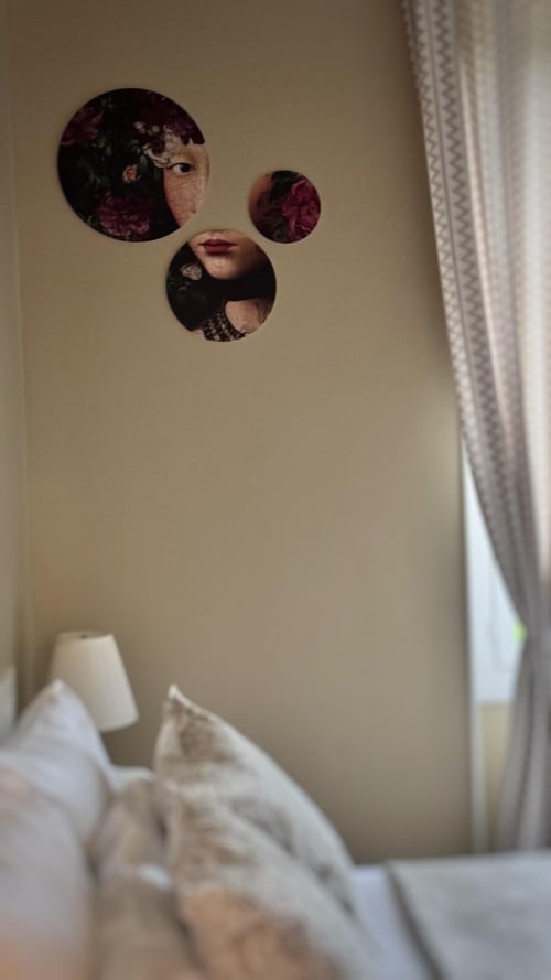 Chambre du Manoir Le Coutureau avec miroir circulaire au-dessus du lit aux draps blancs et murs crème