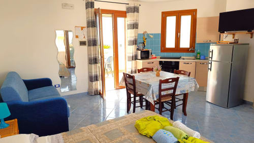 Monolocale open-plan a Panoramici Monolocali di Leuca con cucina, zona pranzo e salotto con vista mare