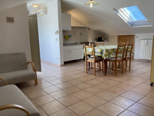 Ampio appartamento in mansarda presso Rigiariloo Home Apartments con zona pranzo, cucina e lucernario naturale a San Giacomo degli