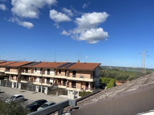 Rigiariloo Home Apartments a San Giacomo degli Schiavoni: pannelli solari, vista montagna e dimora in collina