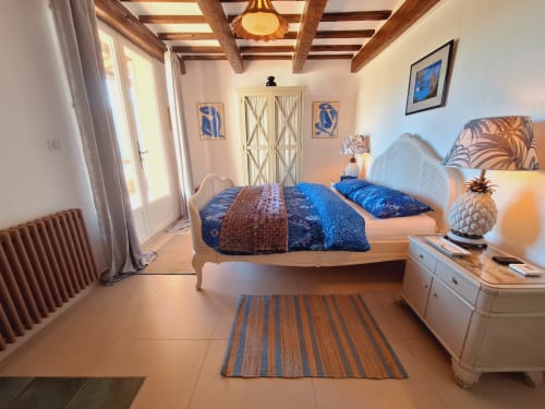 Villa Marco-all day sun at this happy villa with heated pool-le castellet- heated swiming pool-holiday rental-var-holiday home- location saisonniere-8 people-pool house-double bedroom